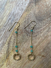Afbeelding in Gallery-weergave laden, Groene Oorbellen Amelie, type hangers met Edelsteen Green Onyx. Dit zijn goldplated zilveren oorbellen.