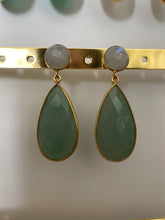 Load image into Gallery viewer, Groene Oorbellen Edelsteen R. Moonstoon Aventurine zijn prachtige gold plated oorbellen, type oorstekers, met Moonstone en Aventurine. Edelsteen Maansteen hoort bij de sterrenbeelden Kreeft, Schorpioen en Weegschaal. En edelsteen Aventurijn hoort bij de sterrenbeelden Stier, Tweelingen en Maagd. Afmeting van deze oorbellen is 4,5cm x 2cm.
