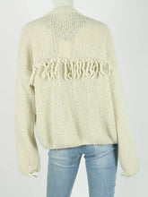 Afbeelding in Gallery-weergave laden, Beige Vest Suze is een royaal vallend grof gebreid vest met stoer uiterlijk en heeft franjes op het achterpand. Vest Suze is verkrijgbaar in verschillende kleuren: Emerald, Licht Beige, Zwart, one size en draagbaar t/m maat 42.