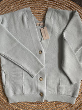 Load image into Gallery viewer, Lichtblauw Vest Santo van My Favourite Piece is van een heerlijk zachte stof, een mooie knitwear. Vest heeft een V-hals, lange mouwen, zakken en knopen om het vest te sluiten. Prachtig vest van viscose, goed te combineren met een travel blouse of top!