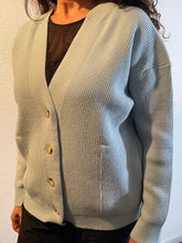 Afbeelding in Gallery-weergave laden, Lichtblauw vest van My Favourite Piece zijn van een heerlijk zachte stof, een mooie knitwear. Prachtige items van viscose, goed te combineren met een travel blouse, top en broek!