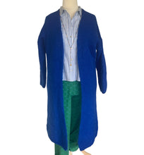 Load image into Gallery viewer, Koningsblauw Vest Luxe is een gebreid lang vest van Beauregard, GGL.3723 in de prachtige kleur koningsblauw. Vest Lang Luxe is verkrijgbaar in one size, draagbaar als maat S/M/L.