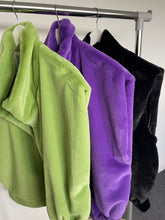 Load image into Gallery viewer, Zachte bodywarmer Faux Fur. De bodywarmer is super zacht, heeft een kraag, twee steekzakken, valt open en is van binnen gevoerd. De bodywarmer is verkrijgbaar in verschillende kleuren: Paars, Appeltjesgroen, Zwart. Deze bodywarmer is een ware eye catcher! Kleur : Paars Maat : One size, draagbaar voor maat S, M, L