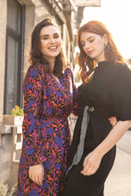 Load image into Gallery viewer, Zwarte Jurk, Dame Blanche Jurk Fem 983 Milan Black is een jurk met een opstaande kraag en heeft half lange mouwen. Jurk valt over de knie en heeft als leuk detail twee stansringen met een speels dessin ceintuur. Zeer zachte stof, draagt erg comfortabel!