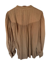 Load image into Gallery viewer, Deze oversized blouse is een heerlijk luchtige wijde blouse met lange mouwen, heeft op het voorpand en het achterpand een dubbel gestikt stuk in een punt, als leuk detail. Blouse is verkrijgbaar in verschillende kleuren: Brique, Army Green, Beige. Deze blousetops zijn mooi te combineren met een spijkerbroek/rok of een flared broek van Corel.