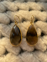 Load image into Gallery viewer, Bruine Oorbellen Edelsteen Smokey Quartz zijn prachtige gold plated oorbellen, type oorhangers, met Quartz. Edelsteen Quartz hoort bij de sterrenbeelden Stier en Steenbok. Afmeting van deze oorbellen is 4,5cm x 2cm.