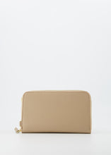 Afbeelding in Gallery-weergave laden, Taupe Lederen telefoontasje van leer met rits. Het telefoontasje heeft ook nog een voor vak die sluit doormiddel van een magneet. Lederen Telefoontas is verkrijgbaar in verschillende kleuren: Taupe, Ecru.