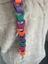 Afbeelding in Gallery-weergave laden, Lederen Bagstrap, schouderband voor aan een tas. De band is ca. 4cm breed en is niet verstelbaar. De schouderband is in verschillende kleuren verkrijgbaar: Multicolor Groen-Fuchsia-Oranje-Paars, Wit-Beige-Goud metallic, Zwart mat.