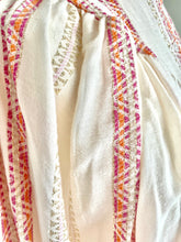 Load image into Gallery viewer, Oversized katoenen blouse, een heerlijk luchtige wijde blouse met lange mouwen, heeft op het voorpand en het achterpand een dubbel gestikt stuk in een punt, als leuk detail. Deze blouse heeft een mooi patroon in kleur met lurex draad. Deze blouse is verkrijgbaar in verschillende kleuren: Beige/Blue, Beige/Pink, Beige/Green.