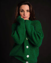 Afbeelding in Gallery-weergave laden, Groen Vest van My Favourite Piece. Vest Melle Groen is een mooie knitwear in de prachtige modieuze kleur groen. Vest Melle heeft een V-hals, lange mouwen en vier knopen om het vest te sluiten. Prachtig vest, goed te combineren met een travel blouse of top!