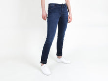 Load image into Gallery viewer, Spijkerbroek Donovan Chloe G008 Reform regular rise is een klassieke jeans, denim broek met een slanke snit, ontworpen om alle vormen en rondingen te verfraaien. Dit kledingstuk is gemaakt van ISKO ReformTM XP met maximale stretch en volgt je lichaam. Het unieke gepatenteerde concept maakt een perfect herstel mogelijk, waardoor de jeans zijn vorm behoudt.