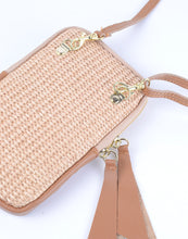 Afbeelding in Gallery-weergave laden, Schoudertasje is te sluiten met een rits. Het tasje heeft een vak en een afneembare en verstelbare schouderband. Schoudertasje is verkrijgbaar in verschillende kleuren: Geel, Blauw.