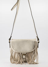 Afbeelding in Gallery-weergave laden, Lederen Crossbody Tas, Levi in goudkleurig Metallic is gemaakt van leer. De Levi crossbody tas is vervaardigd van leer afgewerkt met franjes. De tas heeft een verstelbaar hengsel van 125 cm lang. Levi heeft een hoofdvak met aan de binnenzijde een steekvak. Afmeting tas : 18cm x 14cm x 6cm