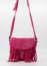 Afbeelding in Gallery-weergave laden, Lederen Crossbody Tas, Levi in de kleur Fuchsia is gemaakt van suède leer. De Levi crossbody tas is vervaardigd van suède leer afgewerkt met franjes. De tas heeft een verstelbaar hengsel van 125 cm lang. Levi heeft een hoofdvak met aan de binnenzijde een steekvak. Afmeting tas : 18cm x 14cm x 6cm