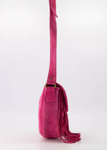 Afbeelding in Gallery-weergave laden, Lederen Crossbody Tas, Levi in de kleur Fuchsia is gemaakt van suède leer. De Levi crossbody tas is vervaardigd van suède leer afgewerkt met franjes. De tas heeft een verstelbaar hengsel van 125 cm lang. Levi heeft een hoofdvak met aan de binnenzijde een steekvak. Afmeting tas : 18cm x 14cm x 6cm