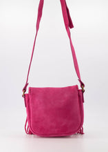 Afbeelding in Gallery-weergave laden, Lederen Crossbody Tas, Levi in de kleur Fuchsia is gemaakt van suède leer. De Levi crossbody tas is vervaardigd van suède leer afgewerkt met franjes. De tas heeft een verstelbaar hengsel van 125 cm lang. Levi heeft een hoofdvak met aan de binnenzijde een steekvak. Afmeting tas : 18cm x 14cm x 6cm