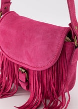 Afbeelding in Gallery-weergave laden, Lederen Crossbody Tas, Levi in de kleur Fuchsia is gemaakt van suède leer. De Levi crossbody tas is vervaardigd van suède leer afgewerkt met franjes. De tas heeft een verstelbaar hengsel van 125 cm lang. Levi heeft een hoofdvak met aan de binnenzijde een steekvak. Afmeting tas : 18cm x 14cm x 6cm