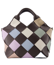 Afbeelding in Gallery-weergave laden, Bruine Tas Mandy Classic Grain Bruin is een lederen handtas met gevlochten leer in verschillende pastelkleuren, in combinatie met het bruine leer, prachtig! Tas Mandy wordt geleverd met een afneembaar en verstelbaar lang hengsel, is ook te dragen als een crossbodytas en wordt gesloten met een ritssluiting.