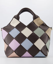 Afbeelding in Gallery-weergave laden, Bruine Tas Mandy Classic Grain Bruin is een lederen handtas met gevlochten leer in verschillende pastelkleuren, in combinatie met het bruine leer, prachtig! Tas Mandy wordt geleverd met een afneembaar en verstelbaar lang hengsel, is ook te dragen als een crossbodytas en wordt gesloten met een ritssluiting.