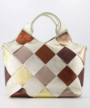 Afbeelding in Gallery-weergave laden, Tas Mandy Classic Grain Metallic Goud is een lederen handtas met gevlochten leer in verschillende tinten. Een prachtige tas, handtas Mandy is écht een plaatje, daar mag je mee gezien worden. Opvallend maar tegelijkertijd erg stijlvol en kan het gehele jaar doorgedragen worden. Tas Mandy wordt geleverd met een afneembaar en verstelbaar lang hengsel, is ook te dragen als een crossbodytas en wordt gesloten met een ritssluiting.