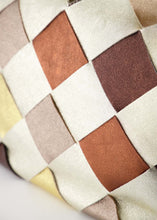 Afbeelding in Gallery-weergave laden, Tas Mandy Classic Grain Metallic Goud is een lederen handtas met gevlochten leer in verschillende tinten. Een prachtige tas, handtas Mandy is écht een plaatje, daar mag je mee gezien worden. Opvallend maar tegelijkertijd erg stijlvol en kan het gehele jaar doorgedragen worden. Tas Mandy wordt geleverd met een afneembaar en verstelbaar lang hengsel, is ook te dragen als een crossbodytas en wordt gesloten met een ritssluiting.