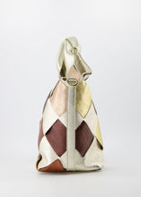 Afbeelding in Gallery-weergave laden, Tas Mandy Classic Grain Metallic Goud is een lederen handtas met gevlochten leer in verschillende tinten. Een prachtige tas, handtas Mandy is écht een plaatje, daar mag je mee gezien worden. Opvallend maar tegelijkertijd erg stijlvol en kan het gehele jaar doorgedragen worden. Tas Mandy wordt geleverd met een afneembaar en verstelbaar lang hengsel, is ook te dragen als een crossbodytas en wordt gesloten met een ritssluiting.