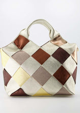 Afbeelding in Gallery-weergave laden, Tas Mandy Classic Grain Metallic Goud is een lederen handtas met gevlochten leer in verschillende tinten. Een prachtige tas, handtas Mandy is écht een plaatje, daar mag je mee gezien worden. Opvallend maar tegelijkertijd erg stijlvol en kan het gehele jaar doorgedragen worden. Tas Mandy wordt geleverd met een afneembaar en verstelbaar lang hengsel, is ook te dragen als een crossbodytas en wordt gesloten met een ritssluiting.