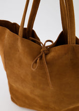 Afbeelding in Gallery-weergave laden, Bruine Lederen suède schoudertas Mia is een soepel vallende shopper met knoopsluiting en heeft aan de binnenkant van de tas een extra tasje met ritssluiting. Deze schoudertas is verkrijgbaar in verschillende kleuren: Groen suède, Bruin suède, Cheetah suède.