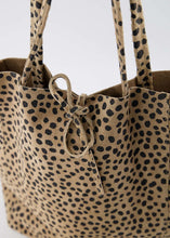 Afbeelding in Gallery-weergave laden, Lederen shopper Mia van suède met cheetah print. Shopper Mia heeft touwtjes waarmee de tas gesloten kan worden. Aan de binnenkant van de shopper zit een extra tasje met rits.