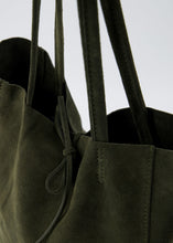 Afbeelding in Gallery-weergave laden, Groene Lederen suède schoudertas Mia is een soepel vallende shopper met knoopsluiting en heeft aan de binnenkant van de tas een extra tasje met ritssluiting. Deze schoudertas is verkrijgbaar in verschillende kleuren: Groen suède, Bruin suède, Cheetah suède.