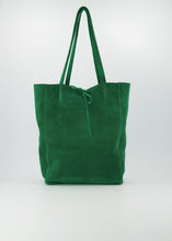 Afbeelding in Gallery-weergave laden, Groene Lederen suède schoudertas Mia is een soepel vallende shopper met knoopsluiting en heeft aan de binnenkant van de tas een extra tasje met ritssluiting. Deze schoudertas is verkrijgbaar in verschillende kleuren: Kelly Green suède, Groen suède, Bruin suède, Cheetah suède, Terra, Ecru. Deze lederen suède shopper handtas is waterproof behandeld, maar wees voorzichtig met water. Afmeting tas is 40cm x 13cm x 35cm.