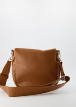 Afbeelding in Gallery-weergave laden, Lederen Crossbody Tas, Romsa in de kleur Cognac is gemaakt van Italiaans leer. De tas bestaat uit een hoofdvak en is te sluiten door middel van een rits. In het hoofdvak zit een afsluitbaar steekvak. De tas heeft een afneembaar en verstelbaar hengsel van leer met een canvas rand. De tas kan als crossbody tas gedragen worden, maar ook als heuptas. En is verkrijgbaar in verschillende kleuren: Ecru, Navy, Zand suede, Cognac. Afmeting tas : 30cm x 26cm x 13cm