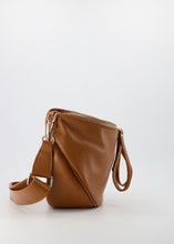 Afbeelding in Gallery-weergave laden, Lederen Crossbody Tas, Romsa in de kleur Cognac is gemaakt van Italiaans leer. De tas bestaat uit een hoofdvak en is te sluiten door middel van een rits. In het hoofdvak zit een afsluitbaar steekvak. De tas heeft een afneembaar en verstelbaar hengsel van leer met een canvas rand. De tas kan als crossbody tas gedragen worden, maar ook als heuptas. En is verkrijgbaar in verschillende kleuren: Ecru, Navy, Zand suede, Cognac. Afmeting tas : 30cm x 26cm x 13cm
