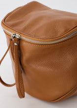 Afbeelding in Gallery-weergave laden, Lederen Crossbody Tas, Romsa in de kleur Cognac is gemaakt van Italiaans leer. De tas bestaat uit een hoofdvak en is te sluiten door middel van een rits. In het hoofdvak zit een afsluitbaar steekvak. De tas heeft een afneembaar en verstelbaar hengsel van leer met een canvas rand. De tas kan als crossbody tas gedragen worden, maar ook als heuptas. En is verkrijgbaar in verschillende kleuren: Ecru, Navy, Zand suede, Cognac. Afmeting tas : 30cm x 26cm x 13cm