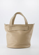 Load image into Gallery viewer, Taupe Tas Rose Classic Grain is een vrouwelijke lederen handtas. De leren handtas wordt geleverd met een lang verstelbaar hengsel en heeft een zijvakje met rits aan de binnenkant. Tas Rose wordt gesloten met een ritssluiting.