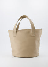Load image into Gallery viewer, Taupe Tas Rose Classic Grain is een vrouwelijke lederen handtas. De leren handtas wordt geleverd met een lang verstelbaar hengsel en heeft een zijvakje met rits aan de binnenkant. Tas Rose wordt gesloten met een ritssluiting.