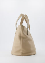 Load image into Gallery viewer, Taupe Tas Rose Classic Grain is een vrouwelijke lederen handtas. De leren handtas wordt geleverd met een lang verstelbaar hengsel en heeft een zijvakje met rits aan de binnenkant. Tas Rose wordt gesloten met een ritssluiting.