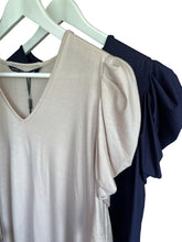 Afbeelding in Gallery-weergave laden, Top van CdlC, Top Puffy Navy Blauw of Foil Beige heeft een V-hals een 1/2 mouw en pofmouw.