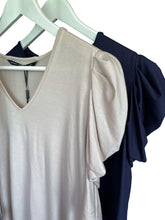 Afbeelding in Gallery-weergave laden, Top van CdlC, Top Puffy Navy Blauw of Foil Beige heeft een V-hals een 1/2 mouw en pofmouw.