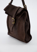 Afbeelding in Gallery-weergave laden, Bruine Tas Veerle Washed is een klassiek kleine crossbodytas. Gewassen leren crossbodytas met magneetsluiting. Het leer is gewassen waardoor het soepel en zacht aanvoelt en een vintage uitstraling heeft. Het hengsel is verstelbaar en afneembaar. Tas Veerle Washed is verkrijgbaar in verschillende kleuren: Donkerbruin, Zwart en Groen.