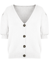 Afbeelding in Gallery-weergave laden, Vest van fijn gebreid, zacht materiaal, viscose. Het vest heeft een V-hals en aan het voorpand 4 grote kunststof knopen. Het vest heeft rib gebreide boorden en is verkrijgbaar in één maat. Lengte vest is 62cm, is verkrijgbaar in één maat, geschikt voor S/M/L. Vest Mali is verkrijgbaar in verschillende kleuren: Oranje, Groen, Wit.