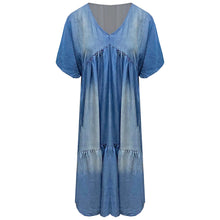 Afbeelding in Gallery-weergave laden, Oversized Maxi Jurk Denim Lichtblauw is een comfortabele jurk van tencel. Jurk heeft een V-hals, korte mouwen en een strook onderaan de jurk. Dit model jurk is een ideaal model, dat veel vrouwen leuk zal staan. De oversized Maxi Jurk Denim is verkrijgbaar in verschillende kleuren: Lichtblauw, Blauw.
