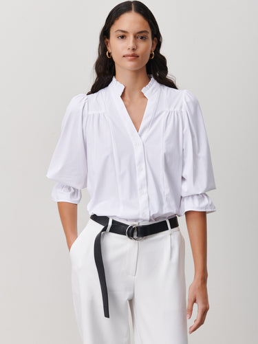 Witte Blouse van de Jane Lushka Collectie. Olivia Blouse is een vrouwelijke blouse met knoopjes, heeft een V-hals met ruffles aan de kraag en plooitjes op het voor en achterpand, als mooi detail. Met een gepofte 3/4 mouw en elastiek smokwerk. Blouse Olivia heeft een chique uitstraling en staat voor vrouwelijkheid en elegantie. De blouse is uitgevoerd in het wit, lila en armygreen en is van de bekende travel kwaliteit.