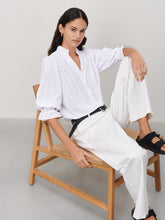 Afbeelding in Gallery-weergave laden, Witte Blouse van de Jane Lushka Collectie. Olivia Blouse is een vrouwelijke blouse met knoopjes, heeft een V-hals met ruffles aan de kraag en plooitjes op het voor en achterpand, als mooi detail. Met een gepofte 3/4 mouw en elastiek smokwerk. Blouse Olivia heeft een chique uitstraling en staat voor vrouwelijkheid en elegantie. De blouse is uitgevoerd in het wit, lila en armygreen en is van de bekende travel kwaliteit.

