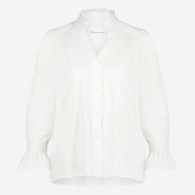 Afbeelding in Gallery-weergave laden, Witte Blouse van de Jane Lushka Collectie. Olivia Blouse is een vrouwelijke blouse met knoopjes, heeft een V-hals met ruffles aan de kraag en plooitjes op het voor en achterpand, als mooi detail. Met een gepofte 3/4 mouw en elastiek smokwerk. Blouse Olivia heeft een chique uitstraling en staat voor vrouwelijkheid en elegantie. De blouse is uitgevoerd in het wit, lila en armygreen en is van de bekende travel kwaliteit.
