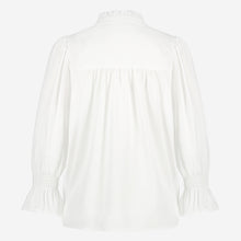 Load image into Gallery viewer, Witte Blouse van de Jane Lushka Collectie. Olivia Blouse is een vrouwelijke blouse met knoopjes, heeft een V-hals met ruffles aan de kraag en plooitjes op het voor en achterpand, als mooi detail. Met een gepofte 3/4 mouw en elastiek smokwerk. Blouse Olivia heeft een chique uitstraling en staat voor vrouwelijkheid en elegantie. De blouse is uitgevoerd in het wit, lila en armygreen en is van de bekende travel kwaliteit.
