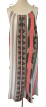 Load image into Gallery viewer, Jurk Aztec Taupe/Roze is een maxidress met verstelbare spaghetti bandjes. De jurk is one size en is te dragen van maat S t/m XXL.
