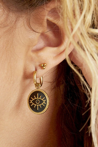 Goudkleurige oorbellen van stainless steel, type oorstekers met drie bolletjes aan de voorkant. Afmeting oorbellen is 0,4cm x 0,4cm.