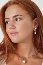 Afbeelding in Gallery-weergave laden, Goudkleurige Oorbellen van stainless steel, type oorstekers. Open hartvormige oorbellen met parel als bedel. Een mooie klassieke oorbel. Afmeting oorbel is 1.40cm x 3cm.

