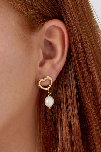 Goudkleurige Oorbellen van stainless steel, type oorstekers. Open hartvormige oorbellen met parel als bedel. Een mooie klassieke oorbel. Afmeting oorbel is 1.40cm x 3cm.